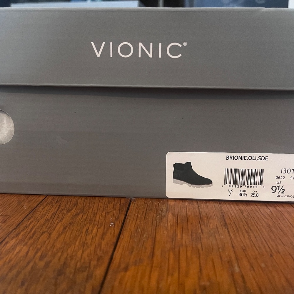 Vionic Brionie boot size 9.5 Olive color - Picture 2 of 3